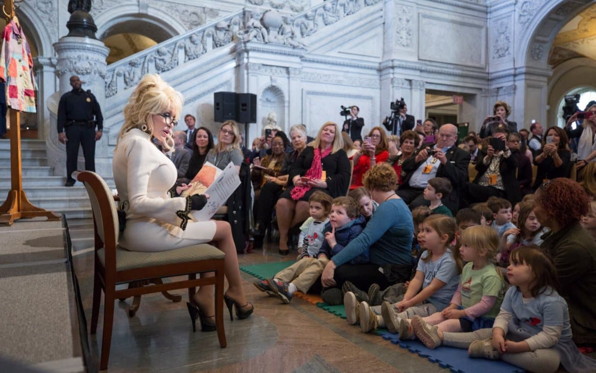 Dolly Parton reads to children at the Library of Congress in 2018